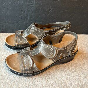 Clarks Women's Sandals Size 9 Bronze Metallic Leather Wedge slide 15260